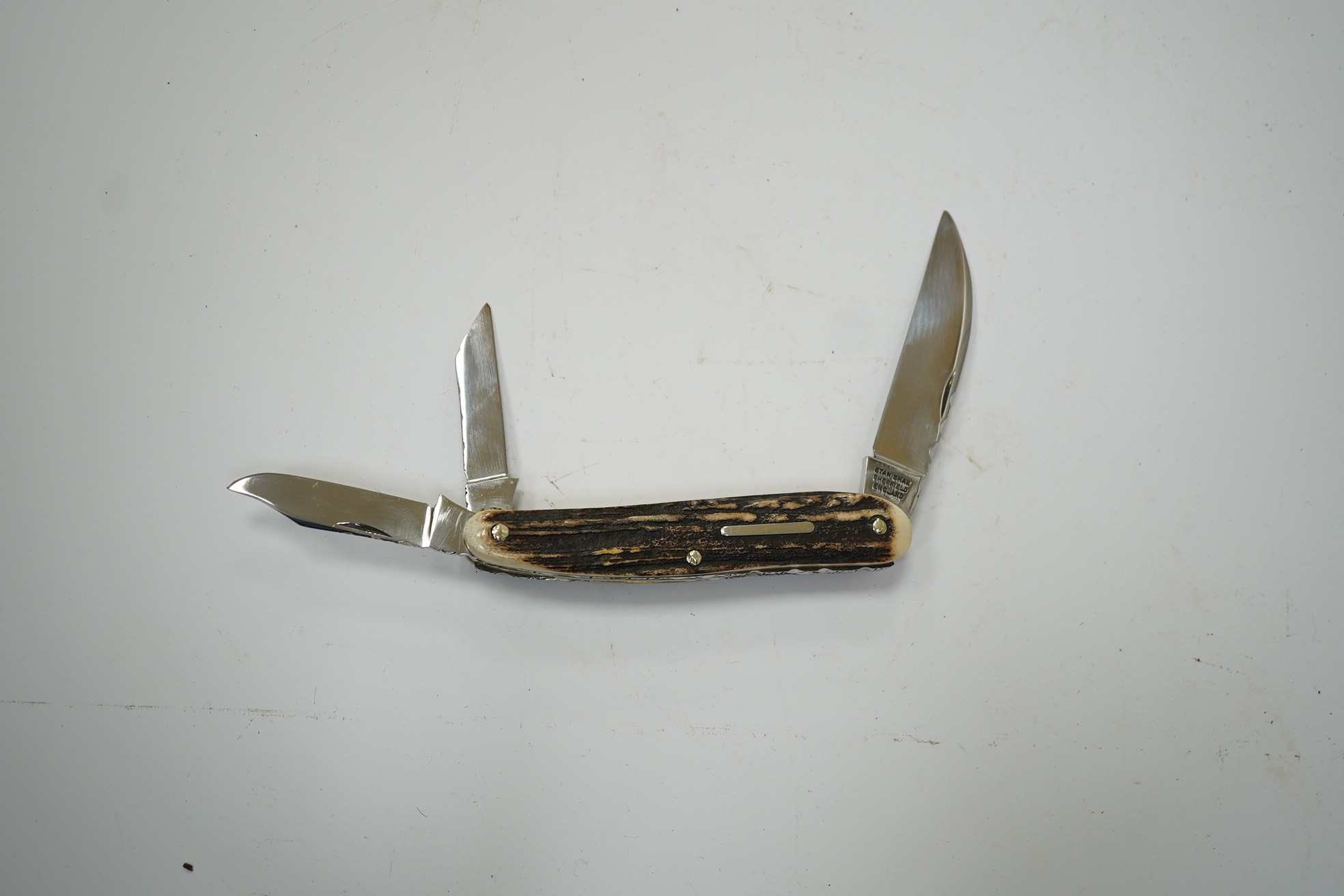 Stan Shaw, two knives; a pen knife with horn handle and a folding knife and a related book, signed. Condition - good